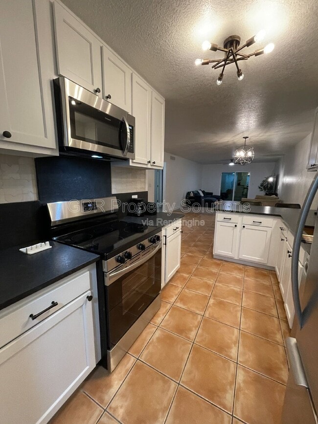 Building Photo - 520 Ortiz Dr NE