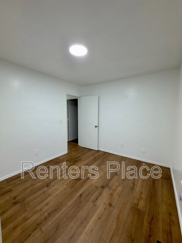 Building Photo - 1907 E 66th Pl