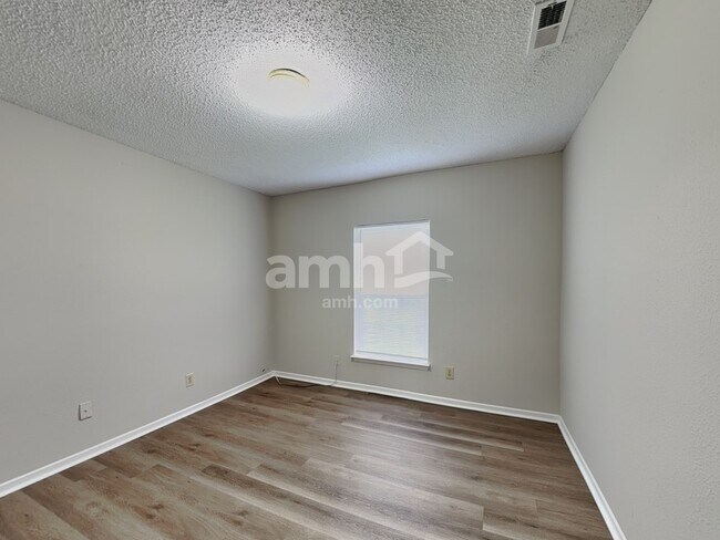 Building Photo - 5793 Amber Ln