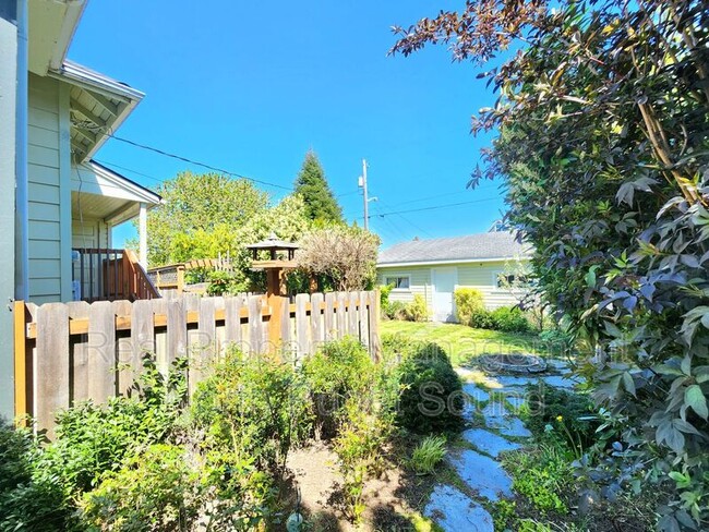 Building Photo - 2115 Oakes Ave