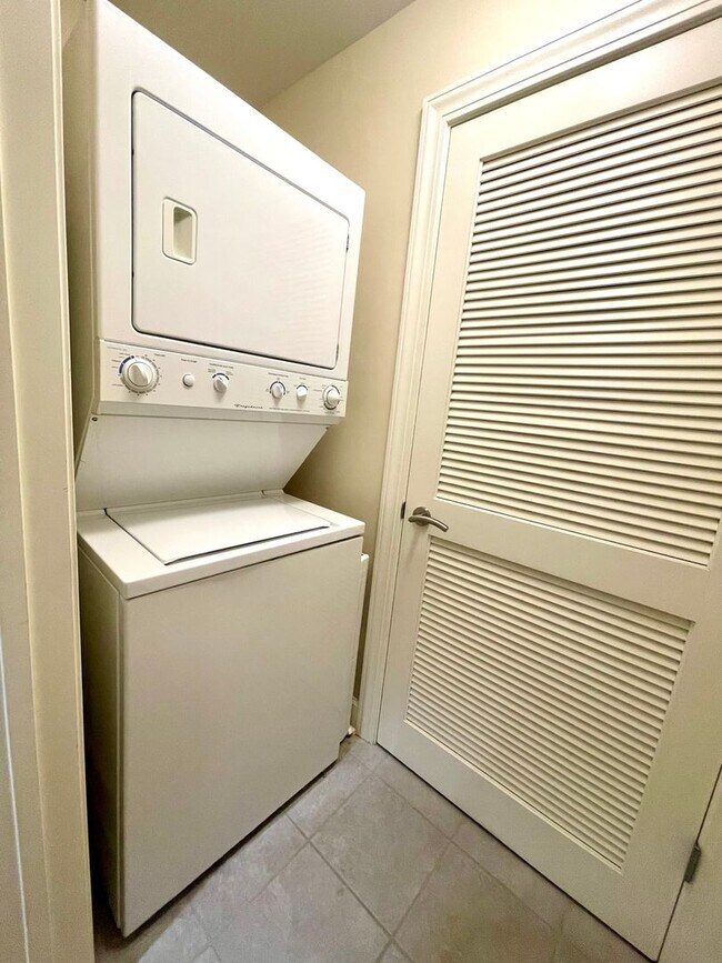 Building Photo - Beautiful 1 bedroom condo with amenities galore!