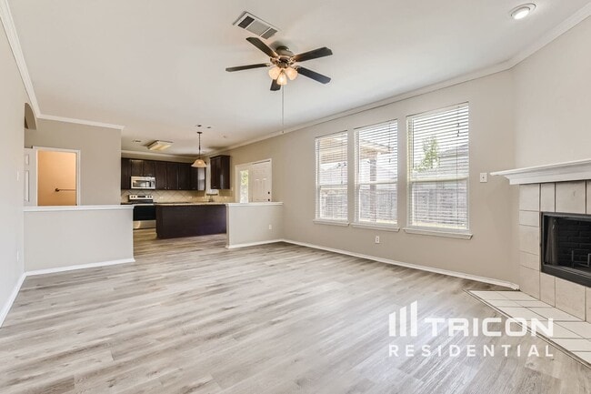 Building Photo - 421 Emerald Creek Dr
