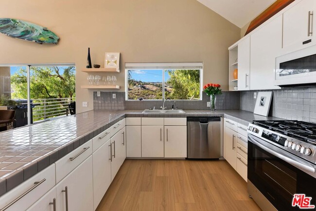 Building Photo - 4350 Hillview Dr