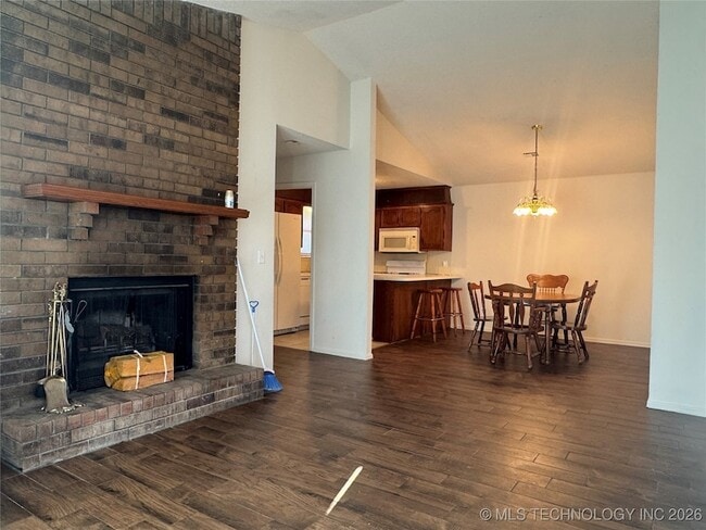 Building Photo - 5727 S Vancouver Ave