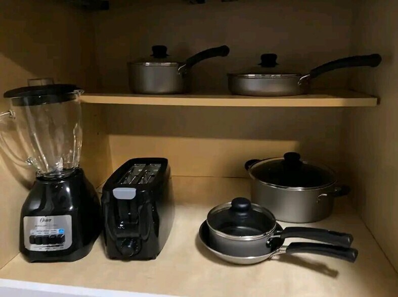 Building Photo - 921 W Penfield St