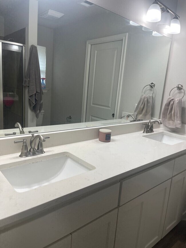 Building Photo - Bryan - 3 Bedroom / 2 Bath / 2 car garage / fenced in back yard.