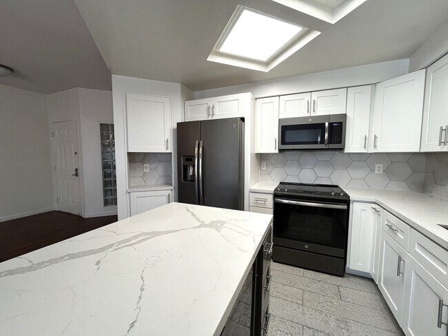 Primary Photo - $500 OFF First Month's Rent! 2BR/2BA Downt...