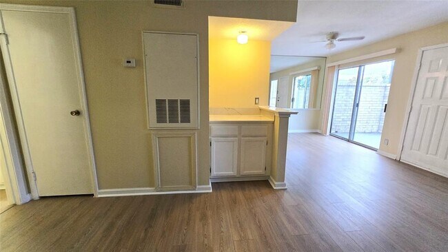 Building Photo - 7400 Bellerive Dr