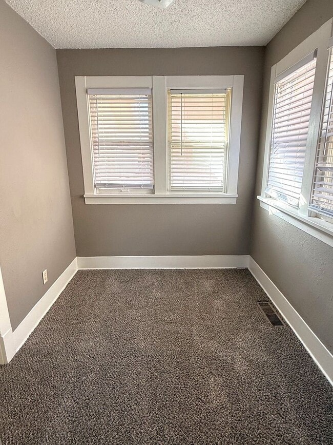 Building Photo - Adorable 1 Bedroom