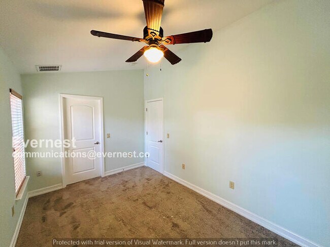 Building Photo - 6 Bed/4 Bath Home with Garage / Pet-Friendly / Available Now!