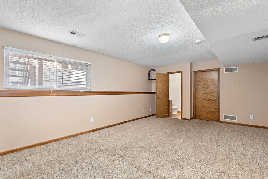 Building Photo - 937 Goldfinch Ln