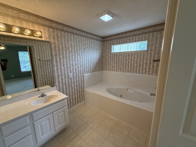 Building Photo - 2804 Mulberry Ln