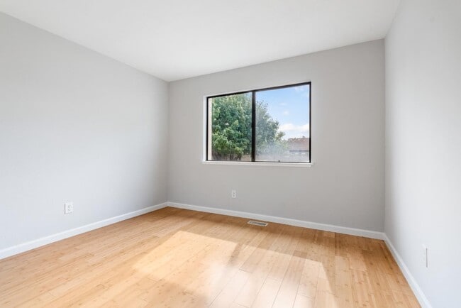 Building Photo - 922 Jungfrau Ct