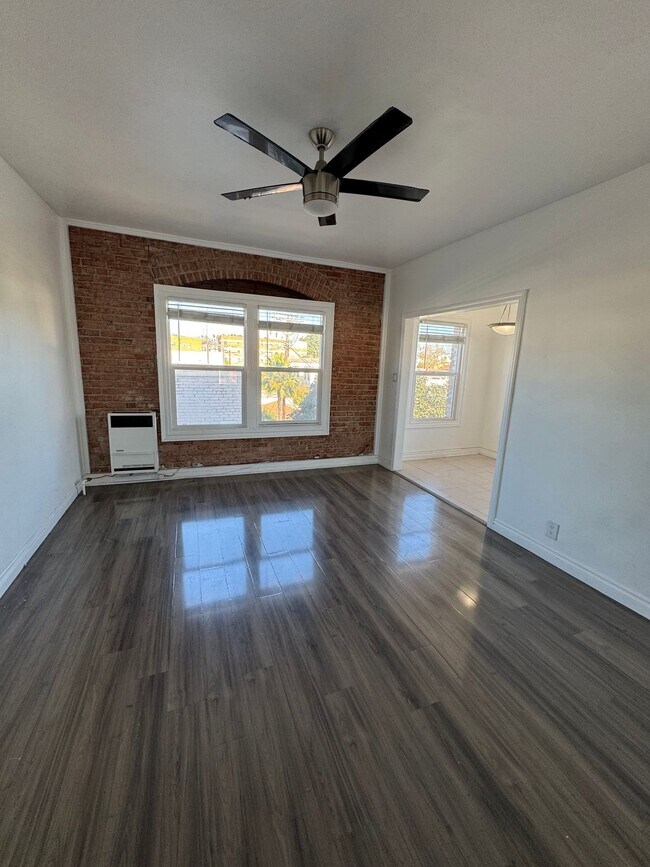 Building Photo - 203 S Kenmore Ave