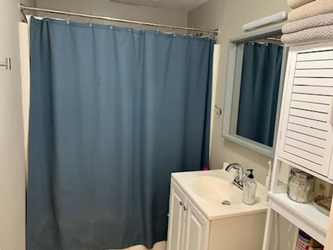Building Photo - 2 Bedroom, 1 Bedroom Condo Year Round-Sein...