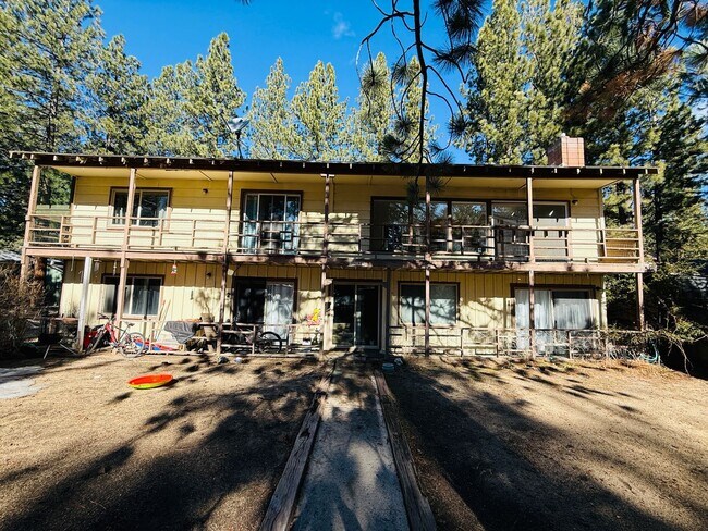 Building Photo - Pet friendly 3 bed 2 bath unit with all utilities included