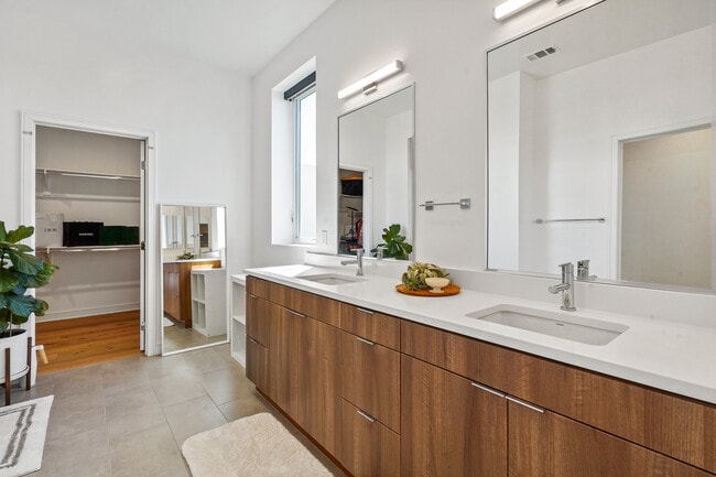 Building Photo - 1122 Panorama Way