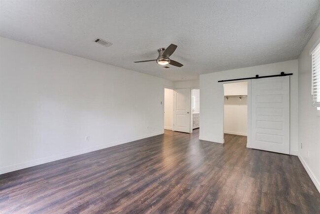 Building Photo - 560 Landfall Ln