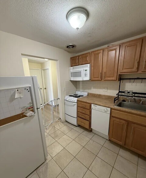 Building Photo - 10 Riverside St