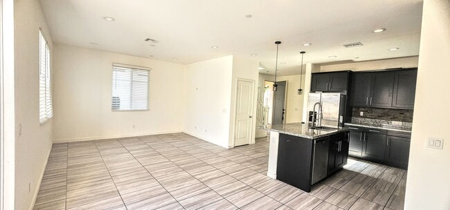 Building Photo - Gorgeous 4 Bedroom 4Bath Home With Solar a...