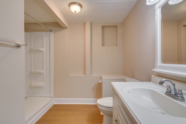 Building Photo - 2208 Bungalow Rd