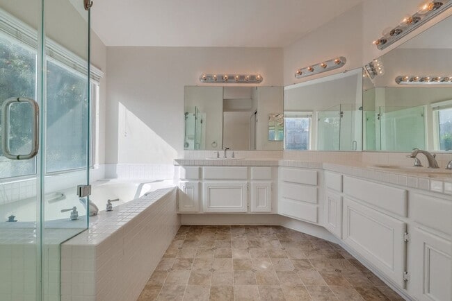 Building Photo - Discovery Hills Home with Spacious Yard an...