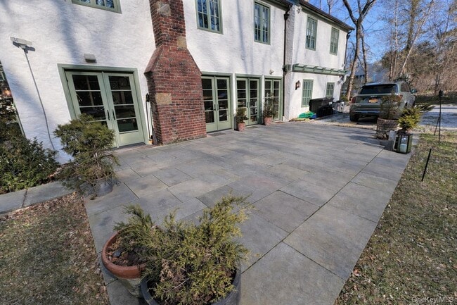 Building Photo - 1144 Post Rd