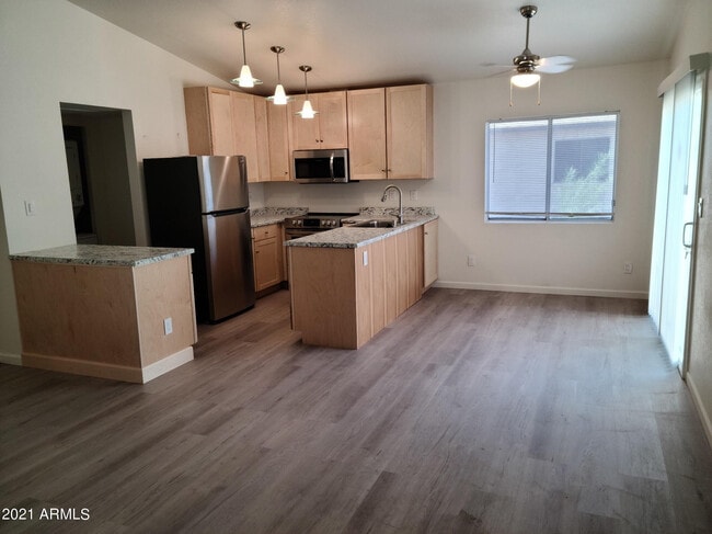 Building Photo - 1008 W Malibu Dr