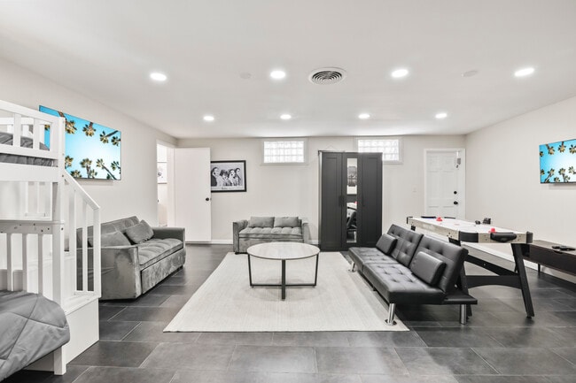 Building Photo - 9452 Larrabee Ave