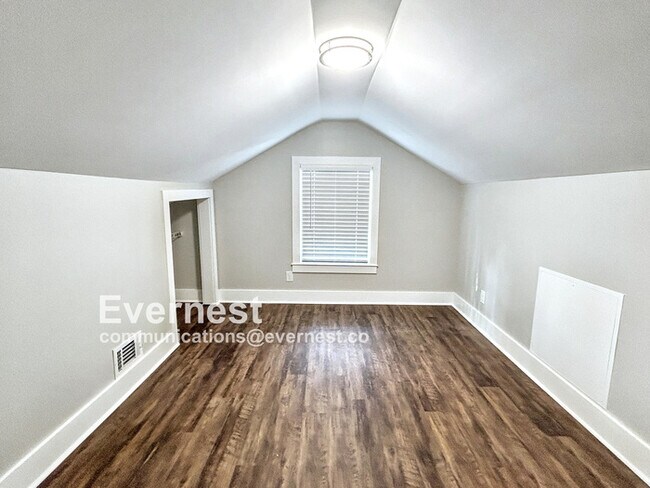 Building Photo - 4-Room Home in Prime Location Near Schools...