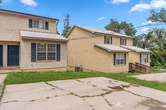 Building Photo - 1 bedroom and 1 bathroom in a 3x3 duplex STEPS AWAY FROM CAMPUS