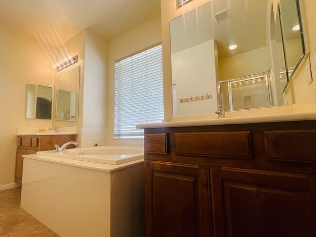 Building Photo - Newly Renovated 5 bd, 3 bth, Loft, w/ down...
