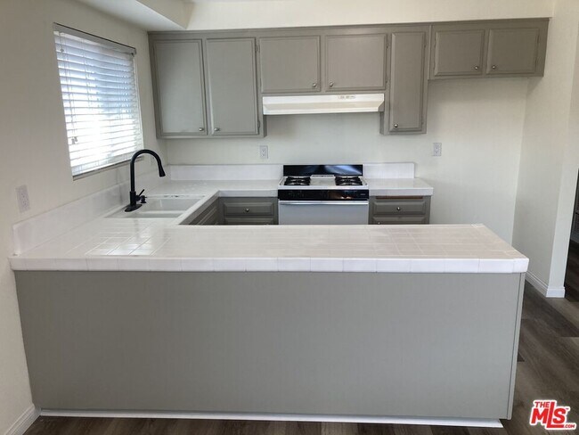 Building Photo - 309 E Cypress St