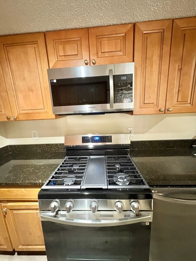 Building Photo - Bright And Cozy 2 Bed 1 Bath Condo With Pa...