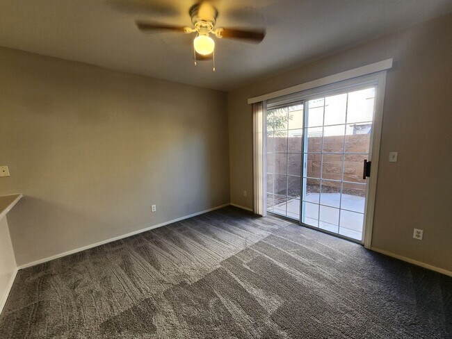 Building Photo - Beautiful townhouse in Silverado Ranch