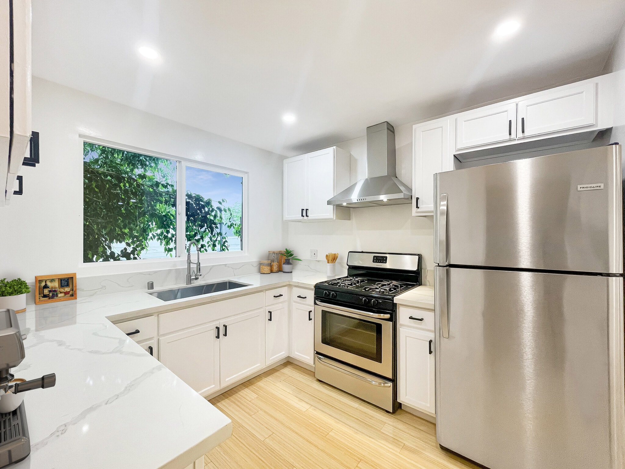 Building Photo - 2414 Effie St