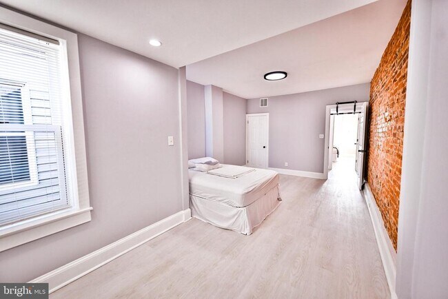 Building Photo - 1015 Riverside Ave