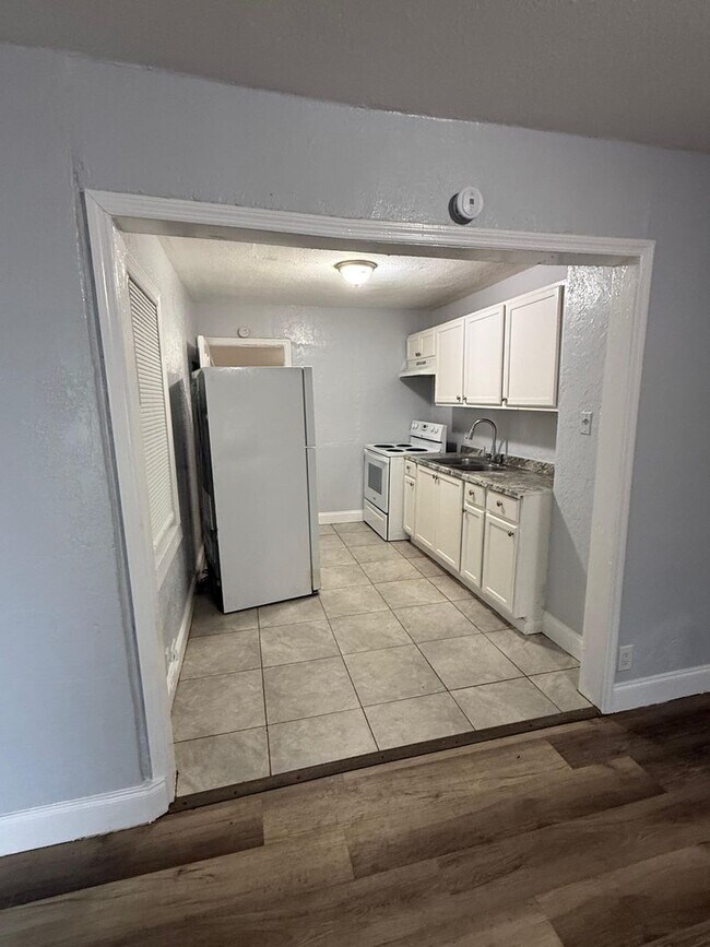 Building Photo - Fully Renovated 2/1 + Bonus Room Single Family Available Now!