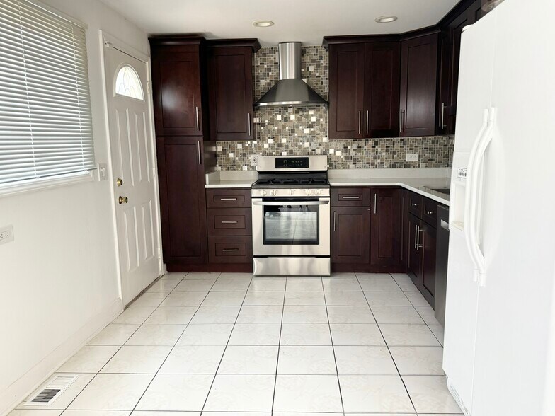Building Photo - 9120 Hollyberry Ave