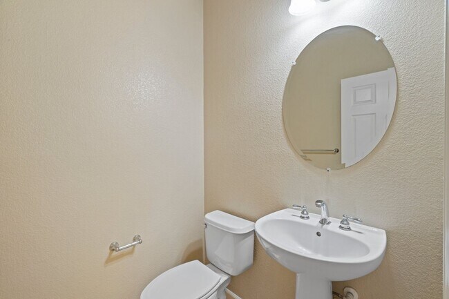 Building Photo - STYLISH, EXCELLENTLY LOCATED HOME CORNER UNIT | EASY ACCESS