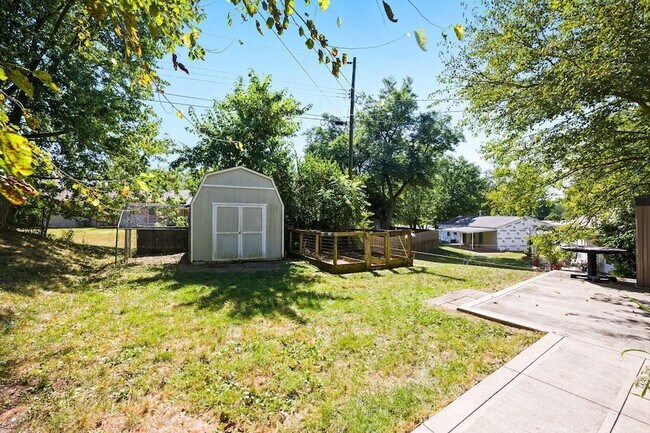 Building Photo - 455 Lakeview Dr