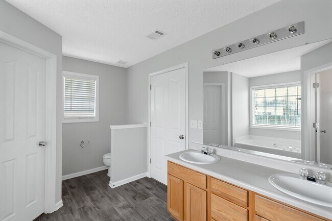 Building Photo - Exceptional 3BR / 2BA Ranch with Expansive Back Yard & Privacy Fence!