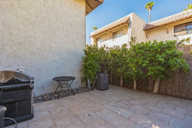 Building Photo - Casa de Oro 2 Bed/ 1.5 Bath Townhome with ...