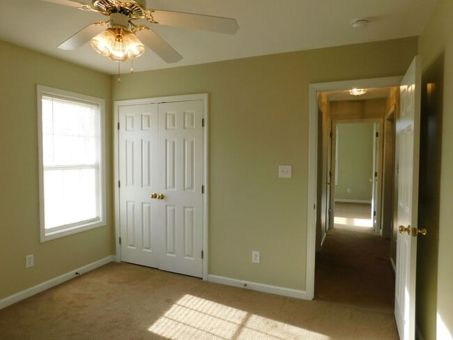 Building Photo - Great home in a desirable neighborhood!