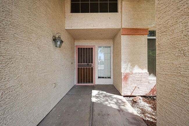 Building Photo - 5BD 3BA with Pool in West Chandler!