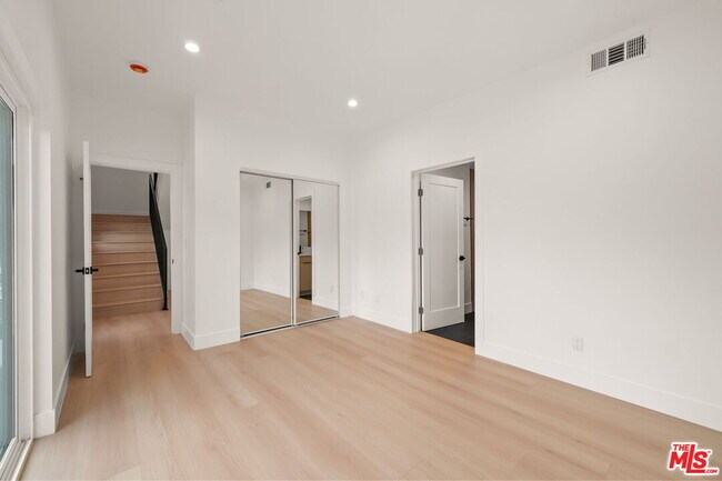 Building Photo - 913 N Hobart Blvd