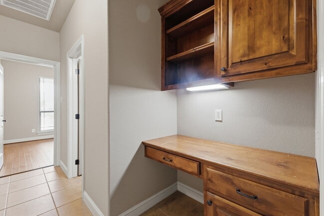 Building Photo - Spacious 3 Bed, 2 Bath House in Edelweiss Gartens Available Now!