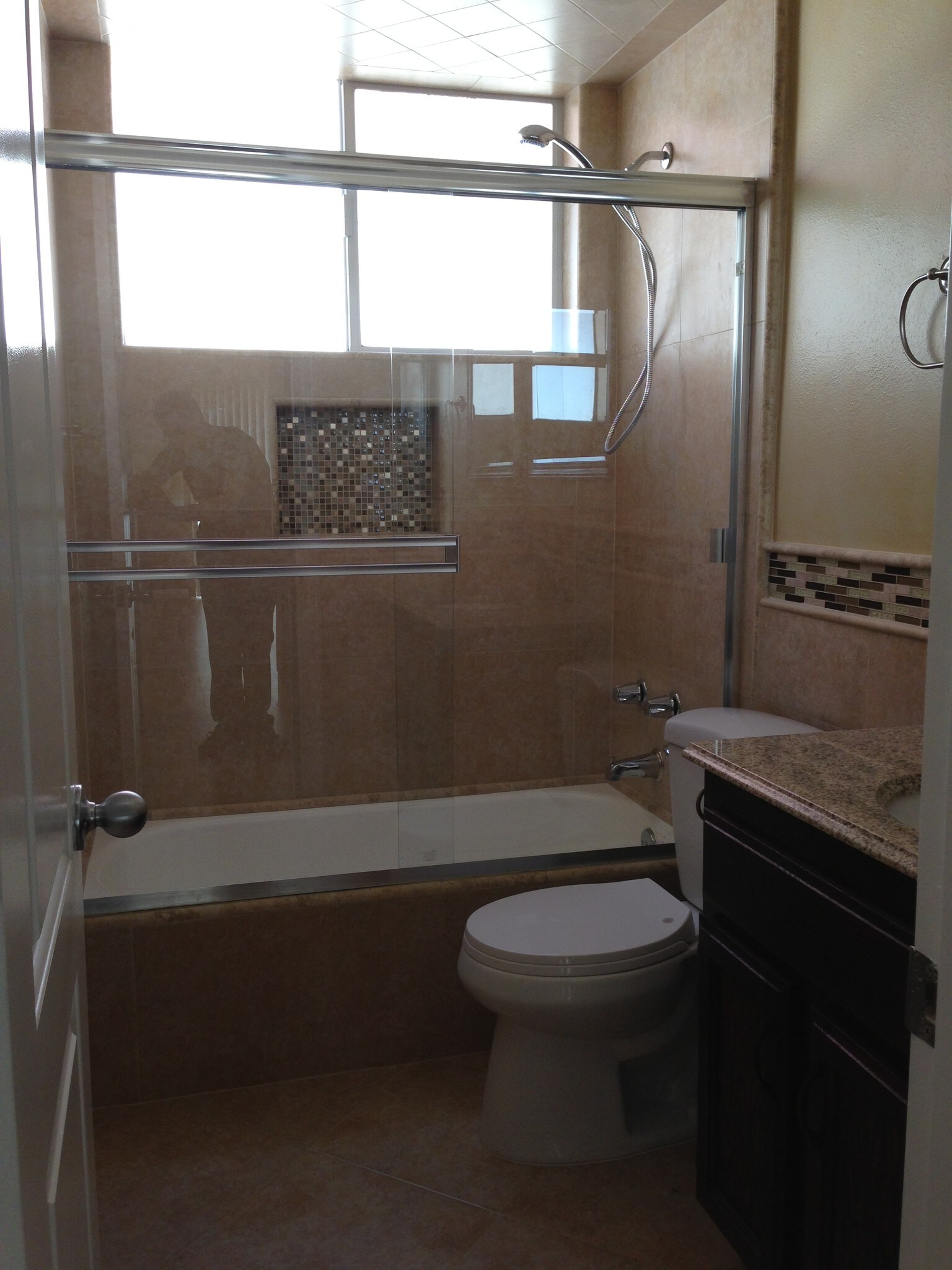 bathroom 1 - 1032 N Gardner St