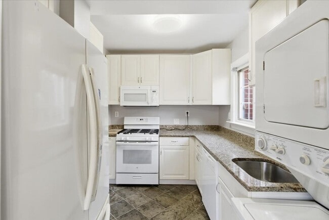 Building Photo - Condo in Parkfairfax community