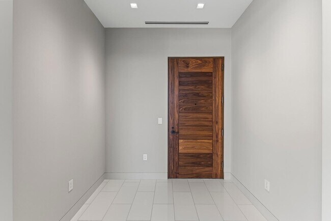 Building Photo - 6587 N Palmeraie Blvd